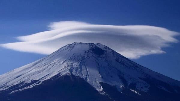 实拍富士山奇景“笠云”现象，场面壮观，美得令人窒息