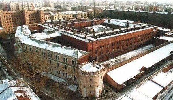 监狱飞出巨型轰炸机，天才囚犯设计了中国功勋战机