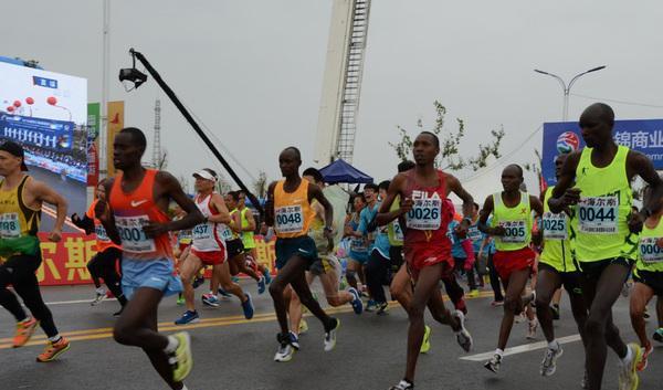 盘锦红海滩国际马拉松赛开赛在即，盘锦市民围观不