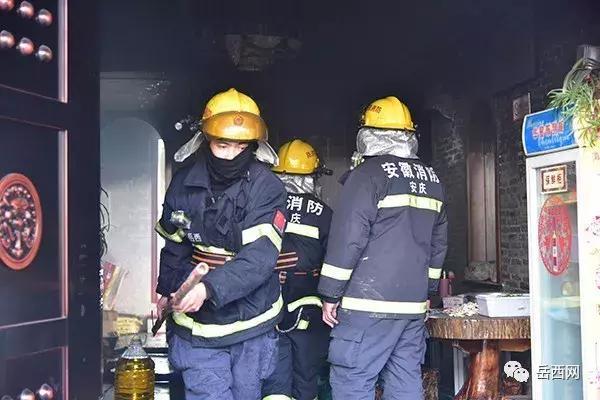 岳西县城一土菜馆发生火灾，消防队员及时赶到控制火情