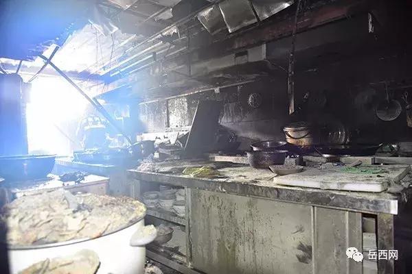岳西县城一土菜馆发生火灾，消防队员及时赶到控制火情