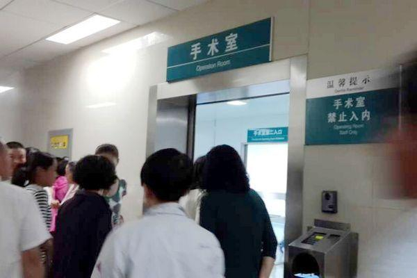 生完孩子回病房，产妇突然说自己好像尿裤子了，护士吓得两腿发软