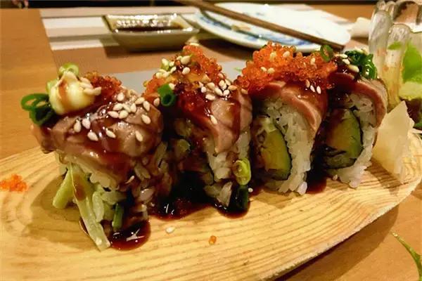 没吃过寿司不足以谈人生，青岛最好吃的8家寿司在这里！看饿了…