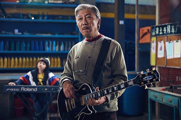 《缝纫机乐队》老戏骨韩童生弹吉他是真的吗？