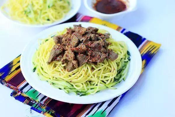 新疆十大美食之一的黄面烤肉，做法大公开了