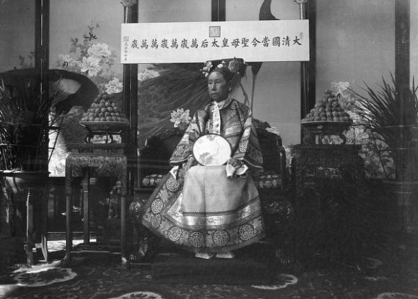 清朝真实照片中，70岁慈禧太后为何无白头发？这要感谢身边女官