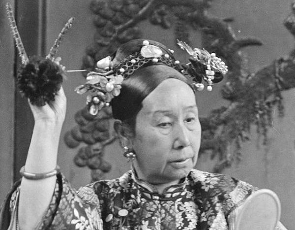 清朝真实照片中，70岁慈禧太后为何无白头发？这要感谢身边女官
