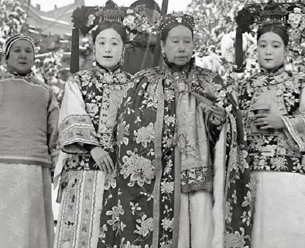 清朝真实照片中，70岁慈禧太后为何无白头发？这要感谢身边女官