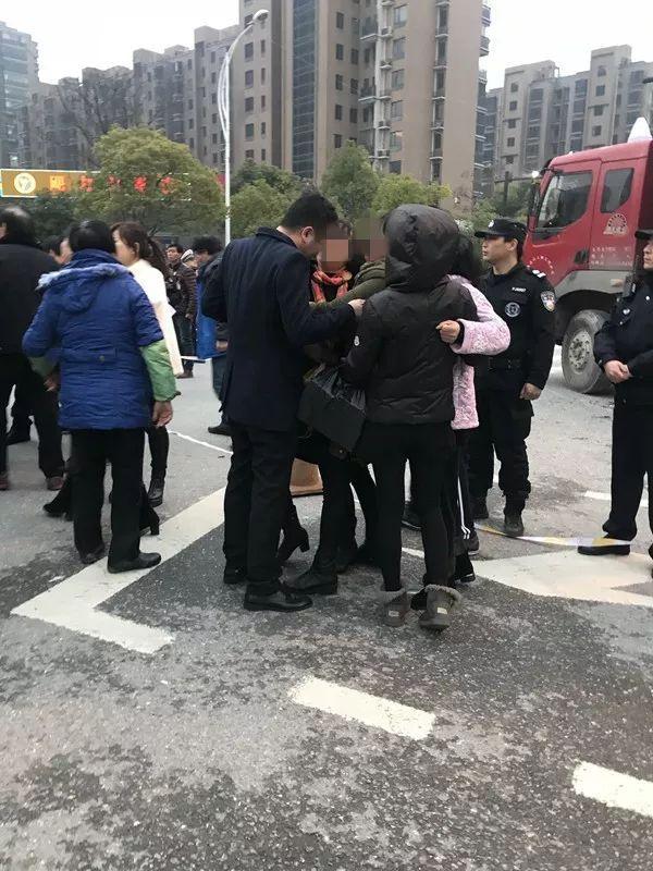 杭州爷爷骑车接孙女放学，双双被工程车撞倒身亡现场哭声令人心碎