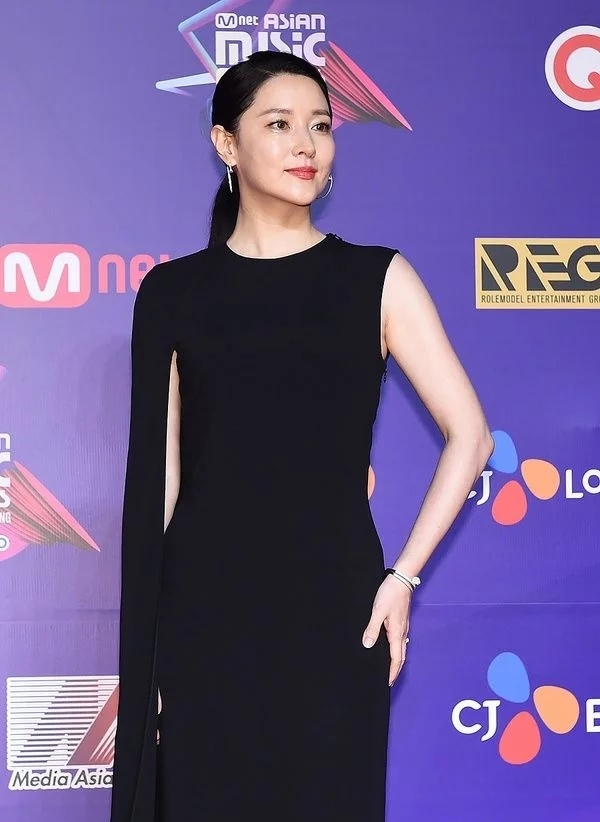 46岁李英爱驻颜有术，大长今14年后仍少女，黑长裙秒杀一票小花！