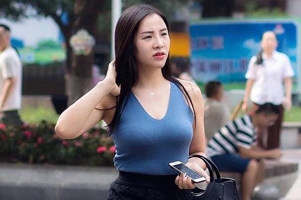 成都街拍：遇到蓝色塑胸衫的性感美女