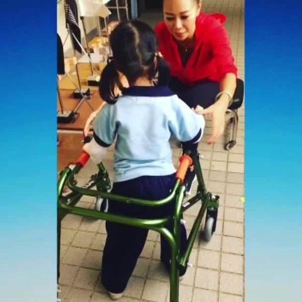 胡杏儿前男友女儿患怪病，7岁终学会走路令人动容