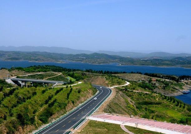 湖北省丹江口市风景优美，被誉为“汉民族民歌第一村”