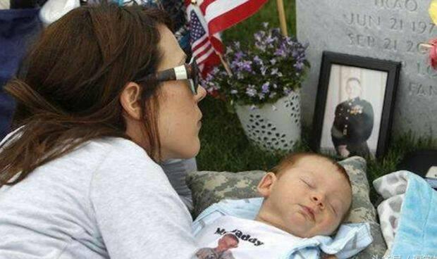 整整四年! 妻子带着儿子睡在不幸离世的丈夫的墓地上!