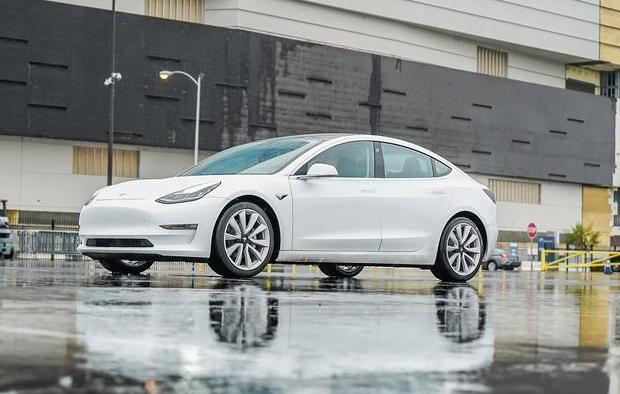 特斯拉model 3最终交付版终现身，为什么都爱和宝马3系比呢？