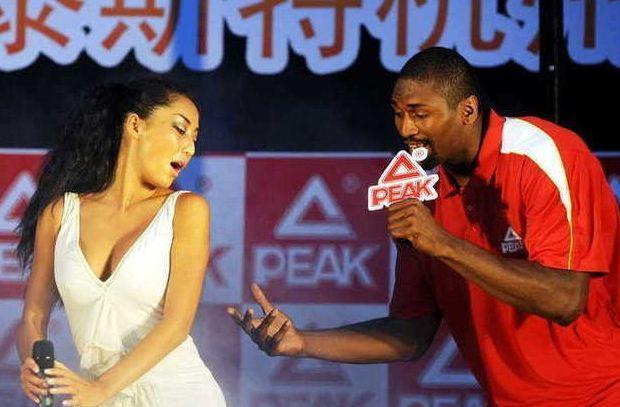 又有中国美女恋上黑人篮球运动员! 称男友特厉害, 网友: 你真美