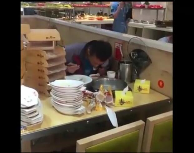 实拍:湖南一男子吃自助餐 1个人吃4个人的量 快把老板吃哭了