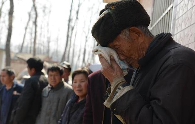 老人大山支教几十年，亲戚都说傻，老人死后一对儿女却大富大贵！