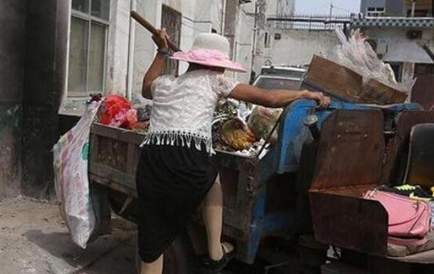 六十岁老头同性恋三年同居，却让周围的人都羡慕不已！