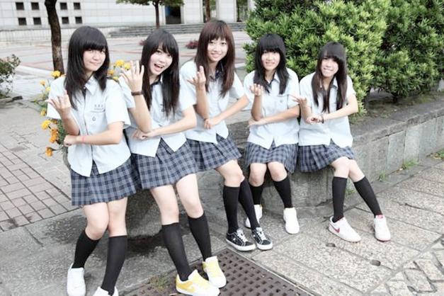 日本一小学要求学生穿阿玛尼牌校服，全国网友发去贺电！