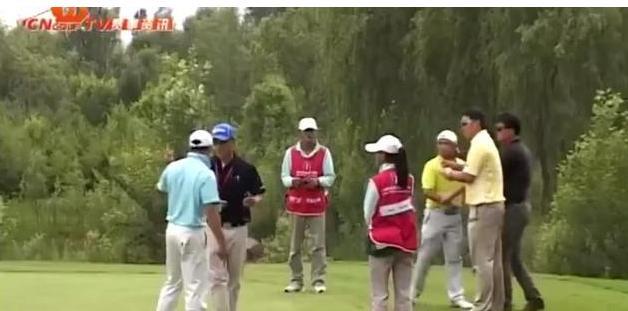 中国高尔夫选手举报韩国选手比赛作弊被推搡，果断呼巴掌还击！