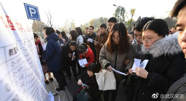 组图：国家公务员考试昨日举行 直击武汉考场