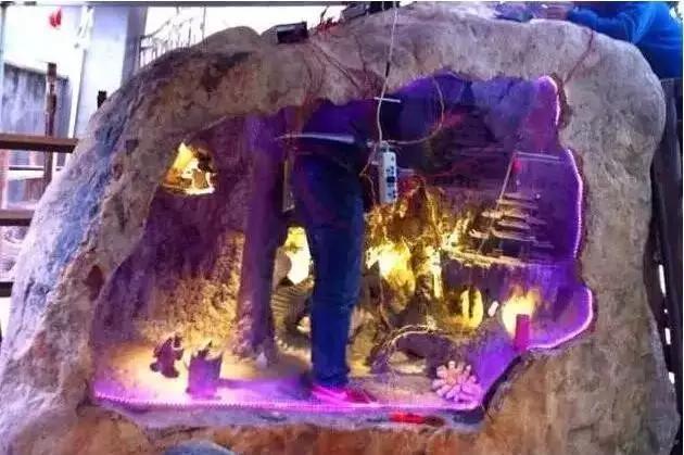 男子花5年用13.8吨玉石雕刻鱼缸，完整还原“西游记东海龙宫”！