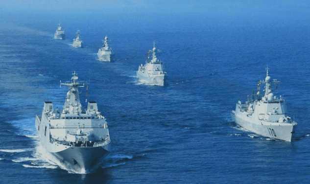 中国052D万吨舰碾压美军伯克级，相控阵雷达成为焦点