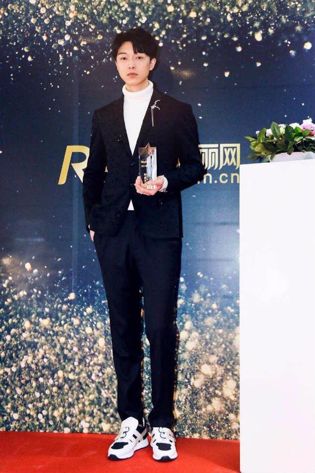 魏天浩出席瑞丽盛典 超感少年获封年度时尚艺人大奖