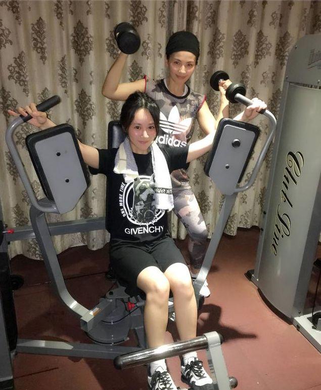 刘涛秒删深夜健身照，只因网友认不出和她一起健身的女孩儿是谁
