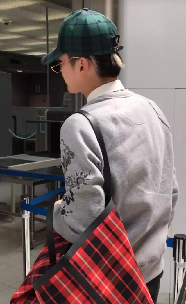 吴亦凡因太帅影响机场安保，遭网友羡慕，梅格妮知道结局后笑了