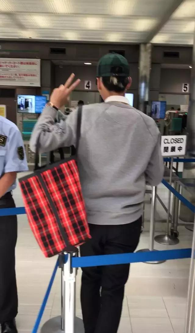 吴亦凡因太帅影响机场安保，遭网友羡慕，梅格妮知道结局后笑了