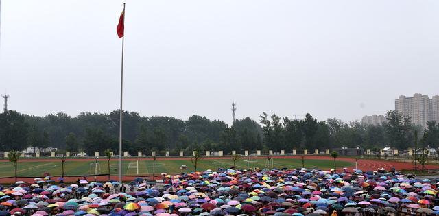 两千多学生家长冒雨来学校都为了这件事