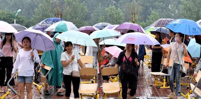 两千多学生家长冒雨来学校都为了这件事