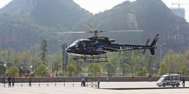 桂林土豪请来直升机 免费请市民遨游天空