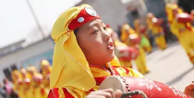 运城：全亚洲最大的狗惊现李家大院，众人围观！你绝对没见过！