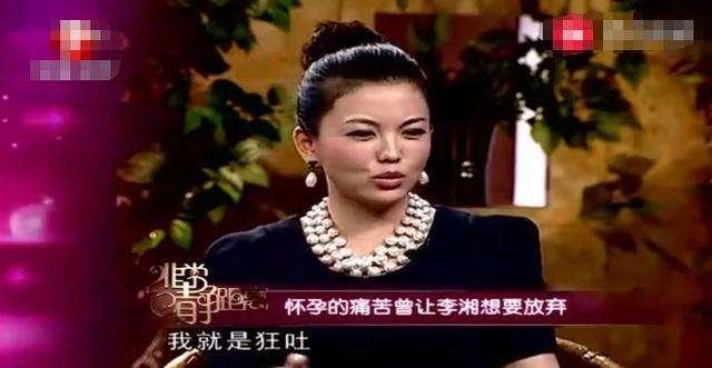 生孩子是很痛苦，但是李湘让全家穿白衣，这有点过分了吧？