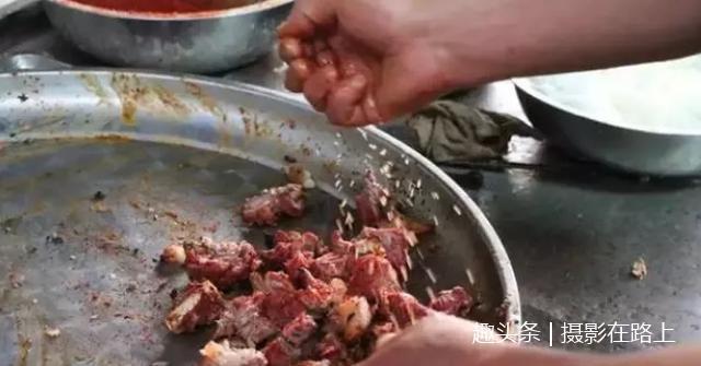 500年历史，红遍新疆，直击肉食者灵魂的馕坑肉！