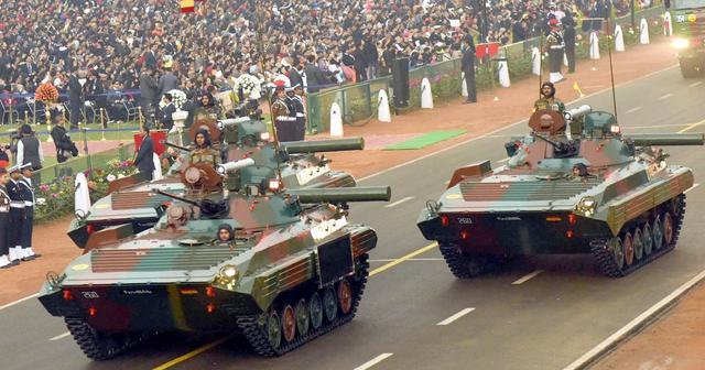 印度最霸气步兵战车：“五对轮”上直接焊一个铁盒子！