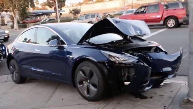 全球首撞？特斯拉model3 撞路灯杆近乎报废！