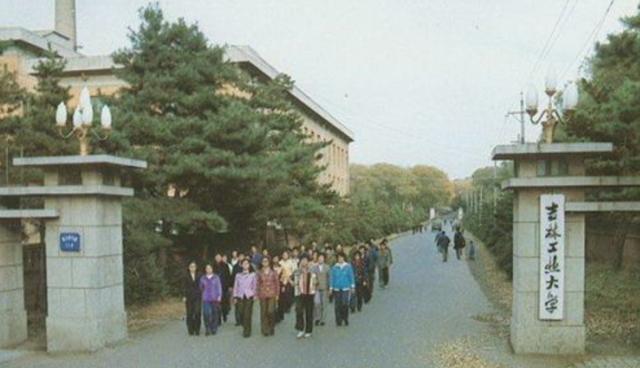 老照片回忆中国60-80年代时期各地的大学