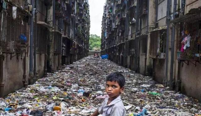 世界十大贫民窟，其中一个和富人区仅有一墙之隔，生活水平却...