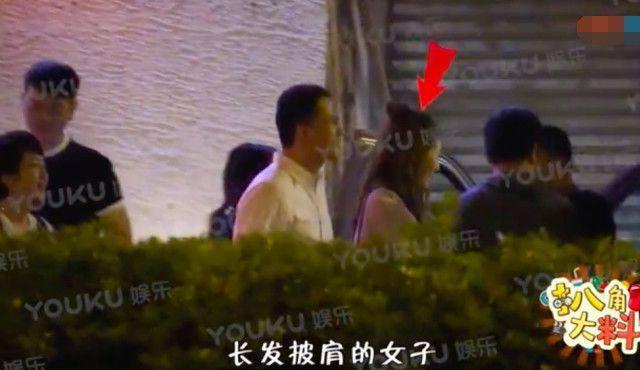 赫子铭疑似也有了新恋情，深夜搂长发美女回家，身材比何洁好！