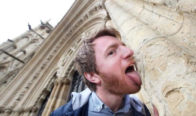 男子用两年间舌头尝遍英国所有教堂墙壁柱子的味道，挺咸的