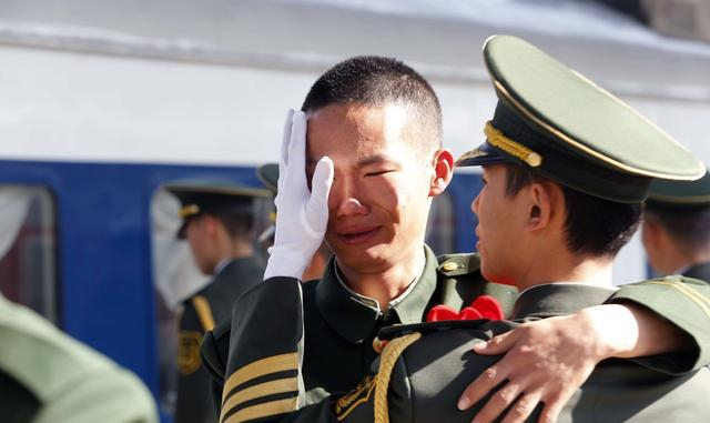 流汗流血不流泪的军人，为何在车站泪流满面，只是未到伤心时