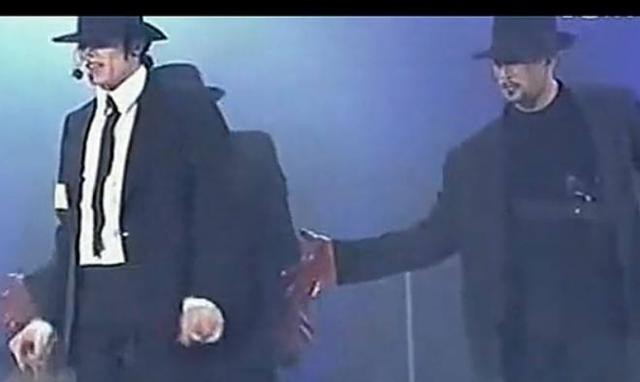 站到迈克尔杰克逊旁边伴舞的是演员徐锦江？