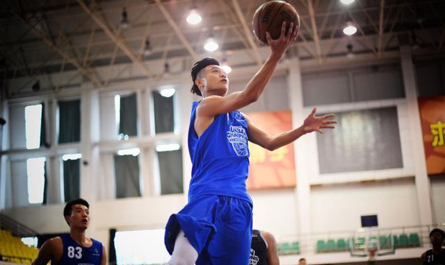 武汉篮球城市超级联赛夏季风暴席卷江滩