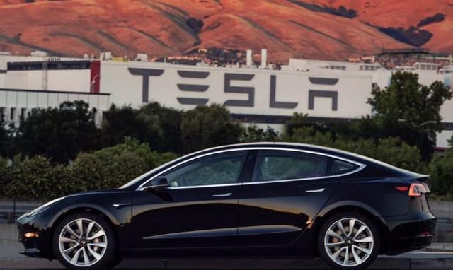 第一辆特斯拉 Model 3 下线，车主是 Elon Musk 自己