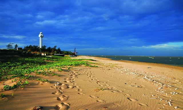 中国大陆最南端的县，三面环海，风景独美