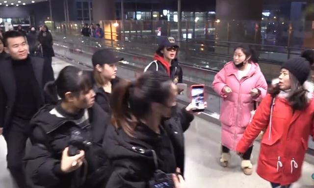 杨紫现身机场被围堵，强压怒火请媒体让道，网友：红也有烦恼
